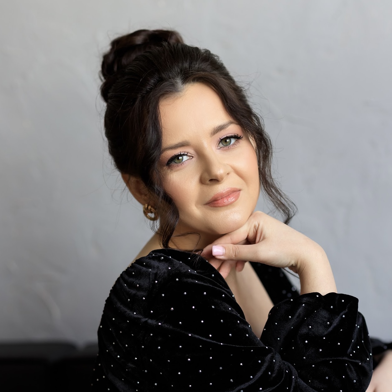 Мелешенко Катерина — професійне портретне фото, дивиться в камеру з теплою впевненою усмішкою; нейтральне світле тло, образ професійний і доброзичливий